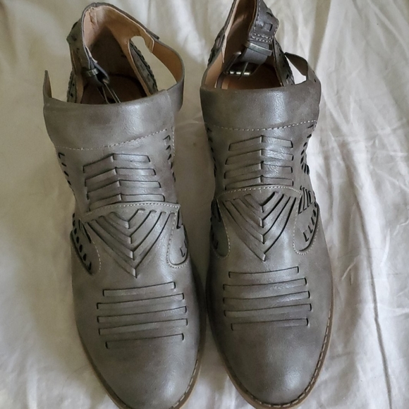 Very G booties - Picture 1 of 3